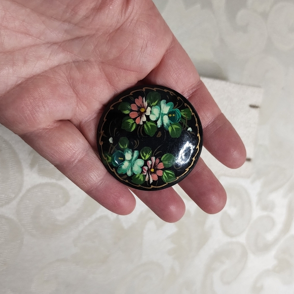 VINTAGE RUSSIAN HAND PAINTED LACQUER BROOCH SIGNED FLORAL BLACK - Picture 4 of 6
